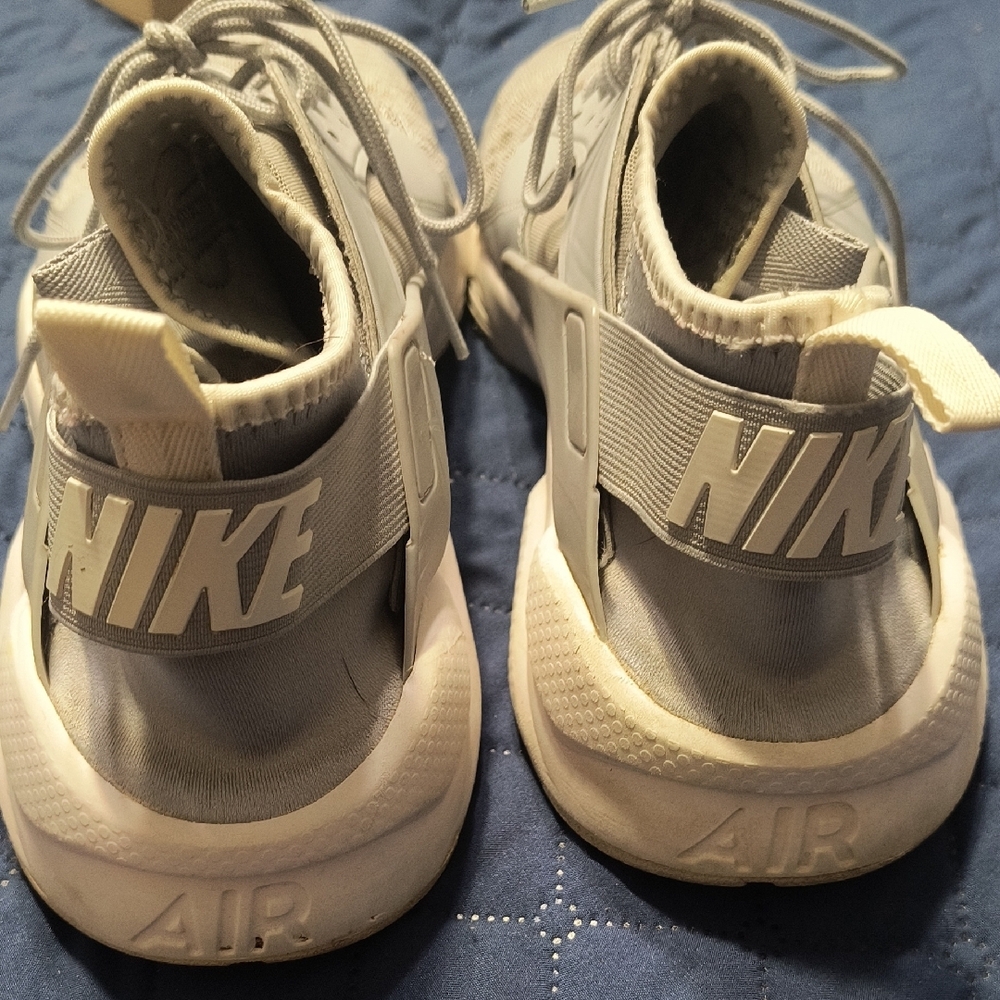 Nike Light Gray and Cream Sneakers - Picture 3 of 8